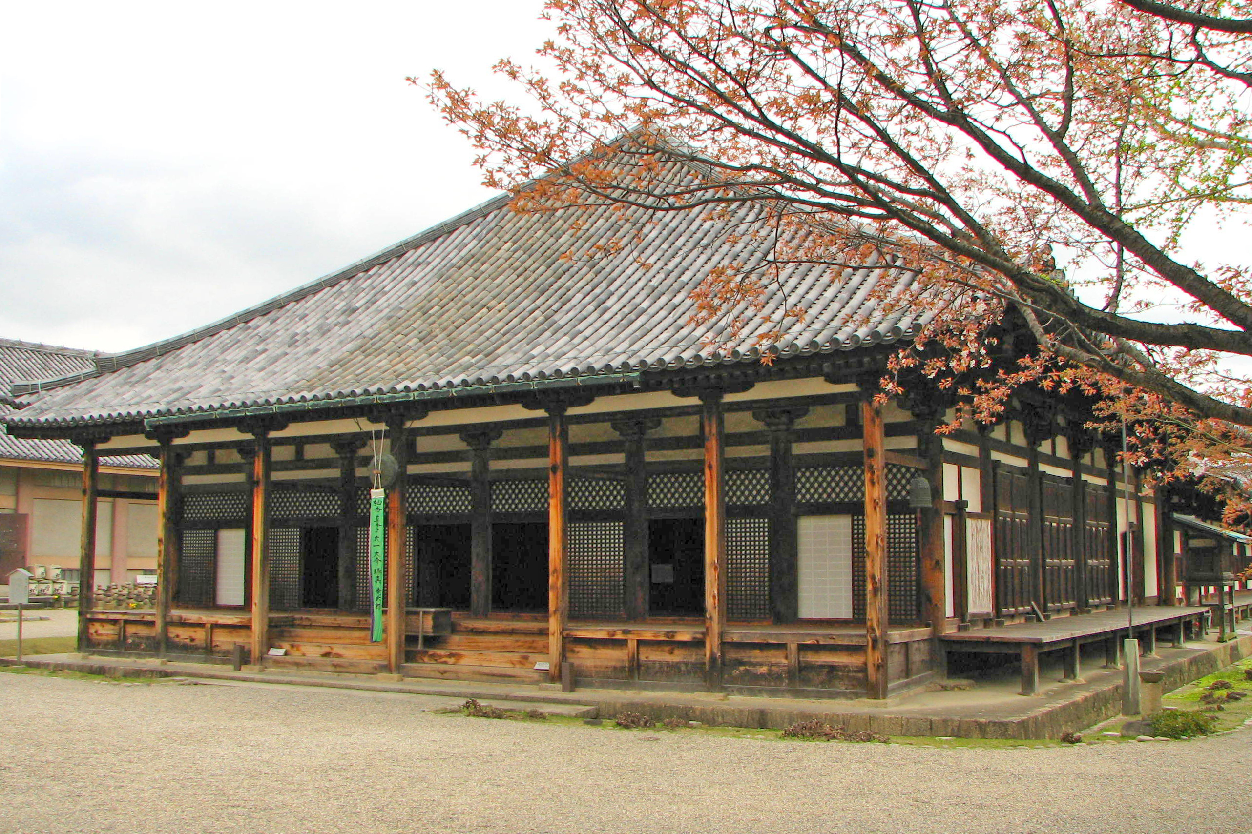 Храм Ганго-дзи. Основан в 593 году в соседней Аске, перенесен в Нару в 718 году, после переноса столицы в Хейдзе-ке.