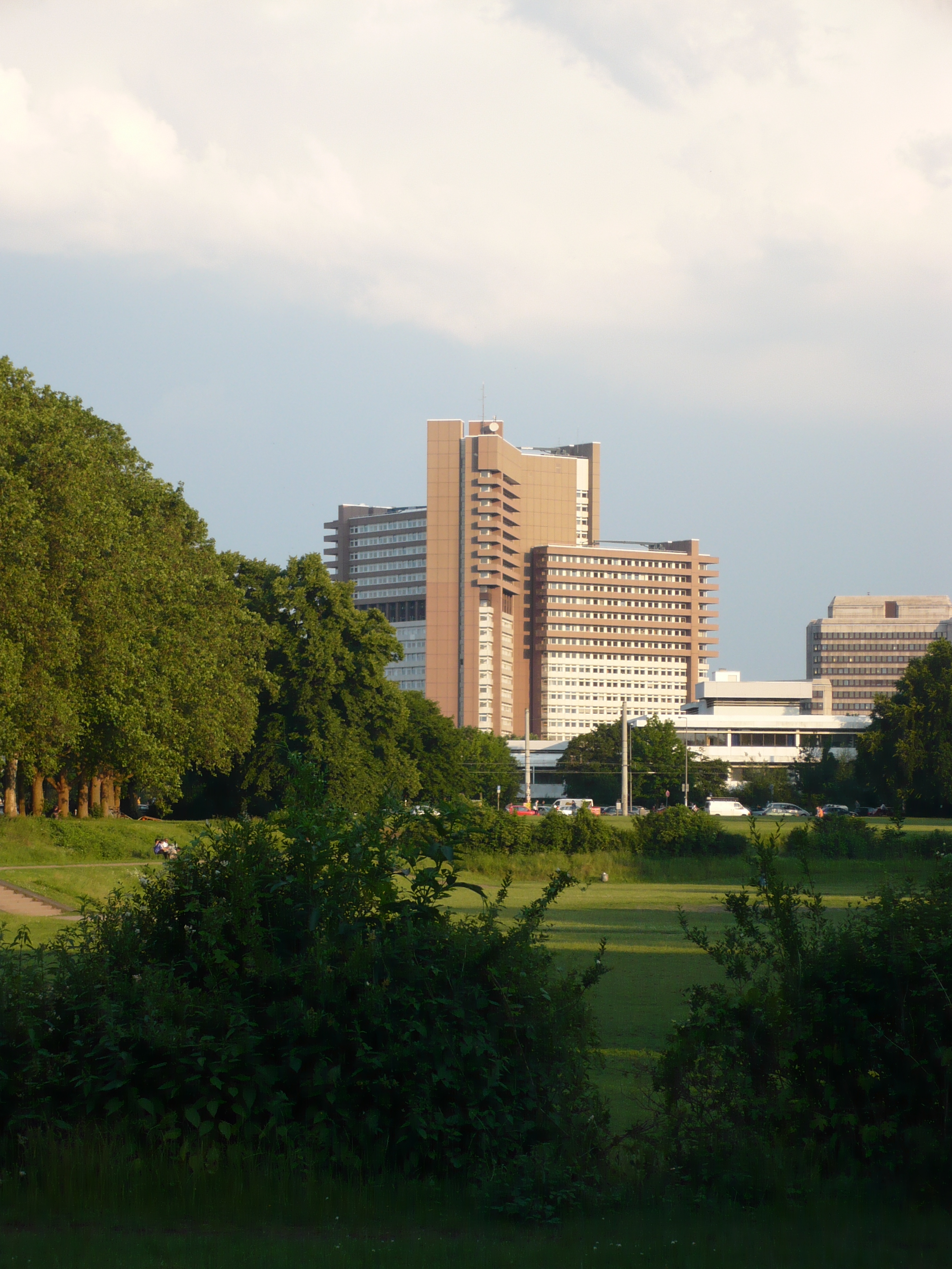 Gebäudes des Landgerichts und des Amtsgerichts Köln von Norden über die Uniwiese photographiert, Jun...