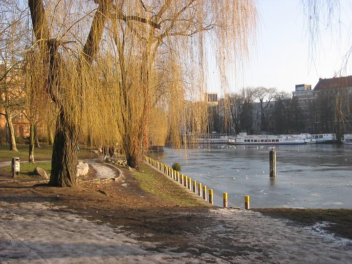 File:Landwehrkanal Berlin26.JPG