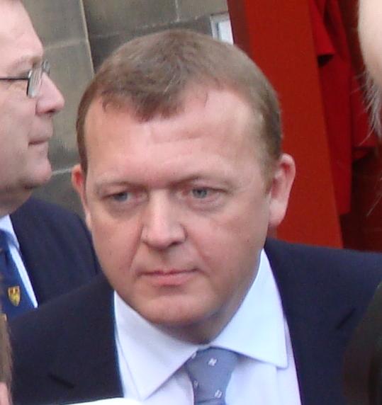 File:Lars Løkke Rasmussen foran Amalienborg 7 april 2009.JPG