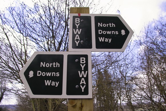 File:North Downs Way Signpost - geograph.org.uk - 660730.jpg