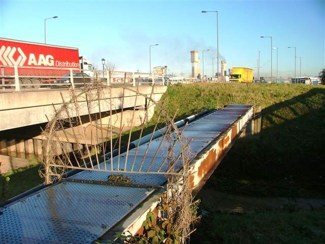 File:Pipebridge Over Lustrum Beck - geograph.org.uk - 101892.jpg