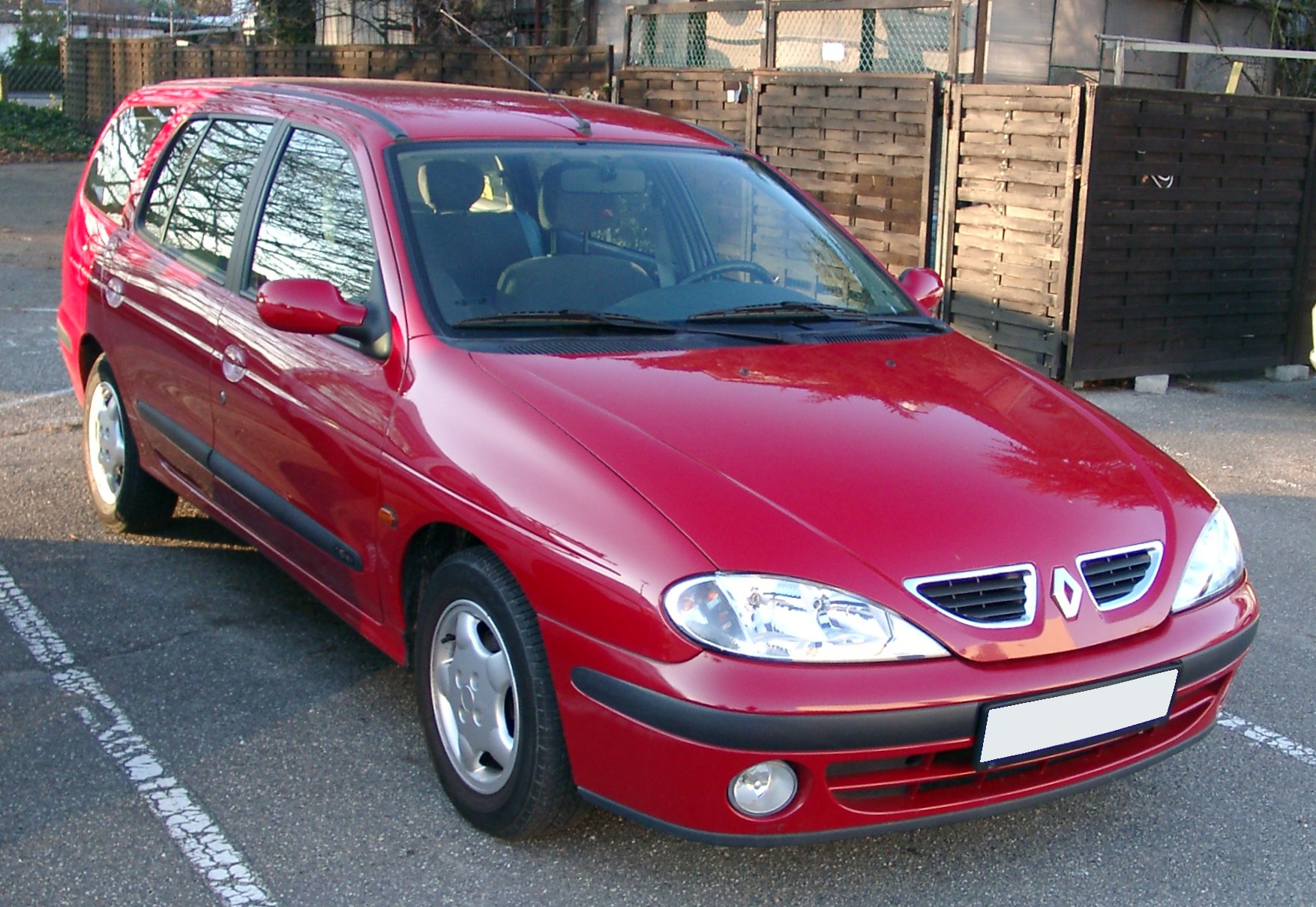 Красный универсал Renault Megane 2003
