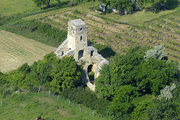 File:Szent Balázs templomrom légi felvételen.jpg