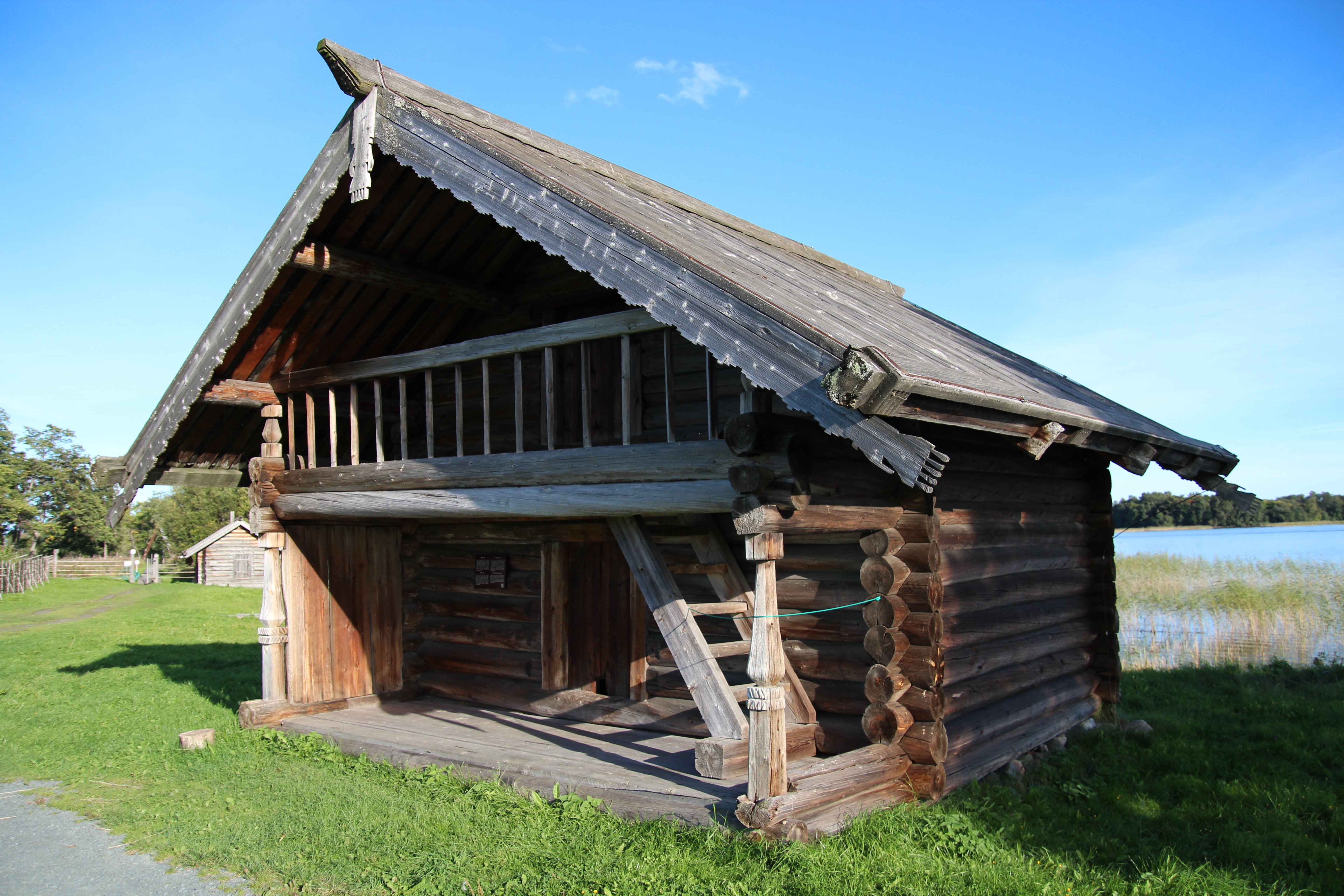 Дворовые постройки. Амбар из деревни Коккойла. Амбар из д. Коккойла Кижи. Кижи Амбар из деревни Коккойла. Амбар 17 века.