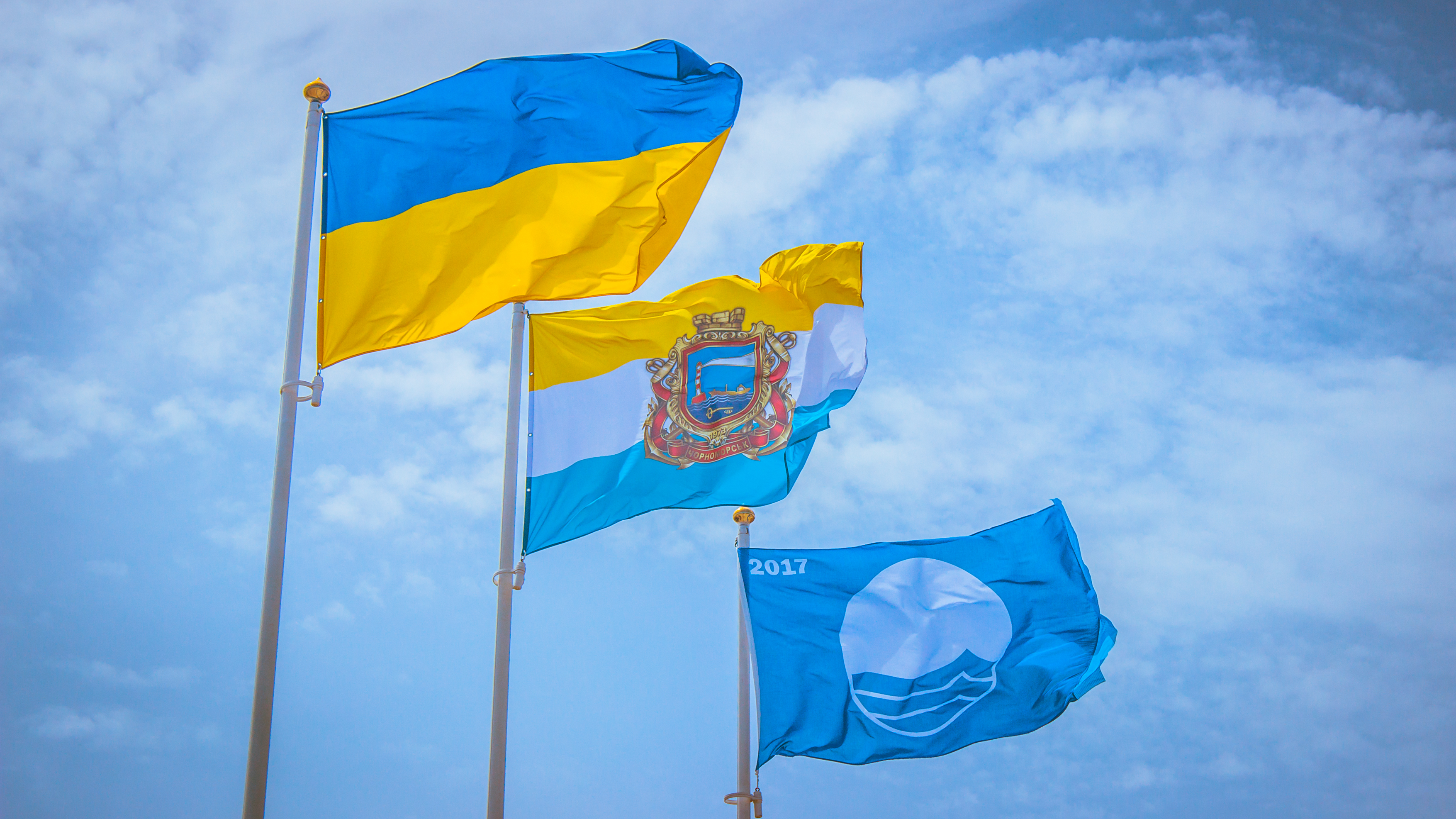 Файл:Голубой флаг на коммунальном пляже Черноморска.jpg — Википедия