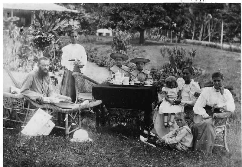 File:1890s photo of Parkinson family, Rabaul.jpg