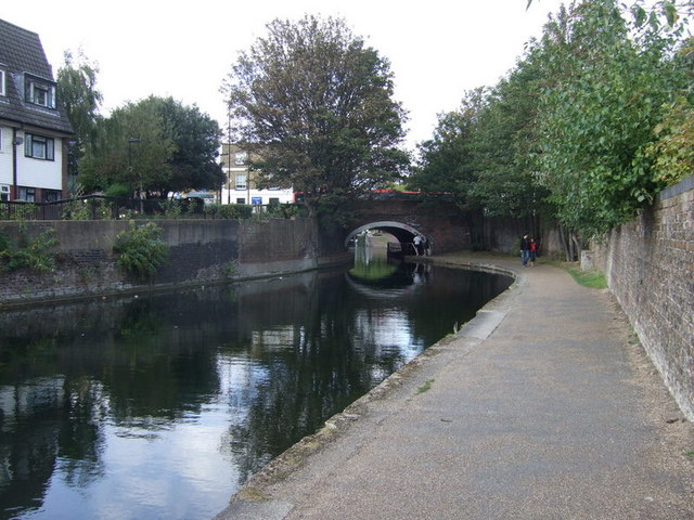 File:Approaching Globe Bridge on the Regent's Canal - geograph.org.uk - 1530057.jpg