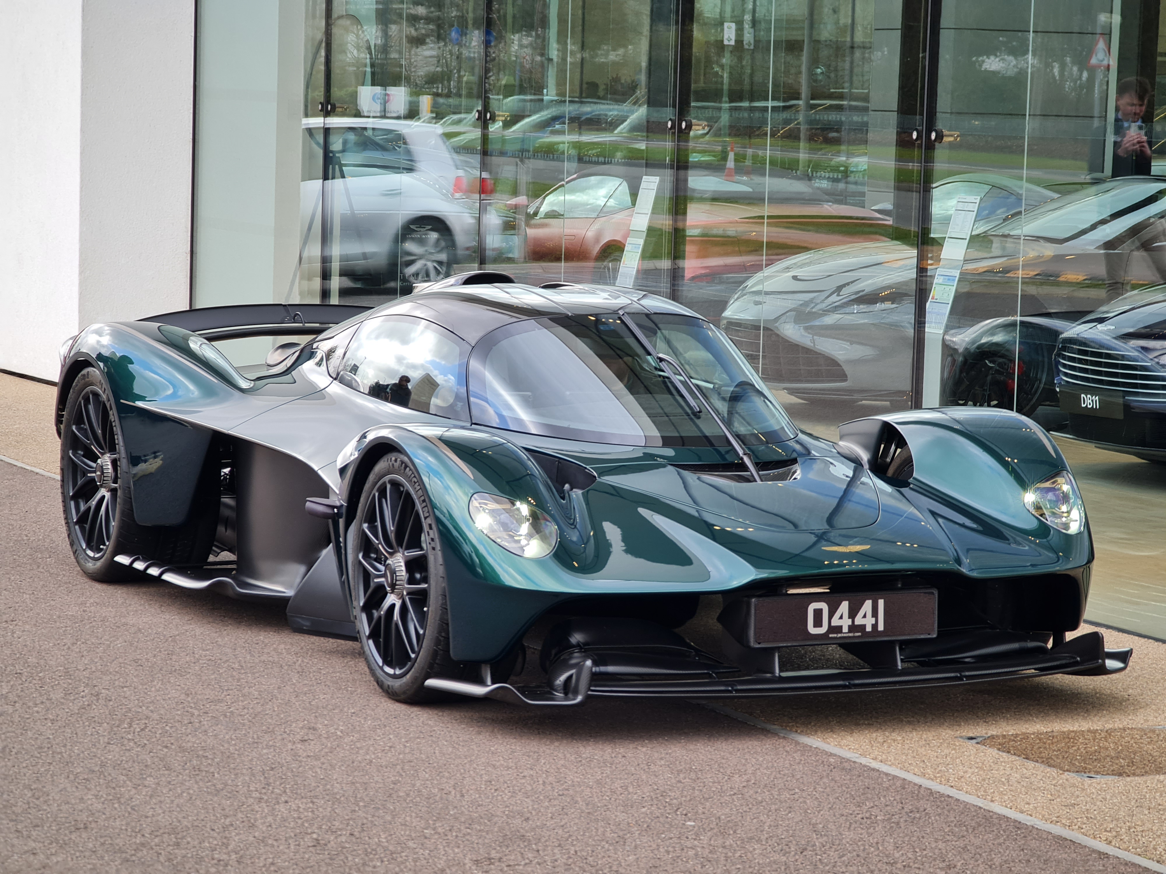 Aston Martin Valkyrie синего цвета