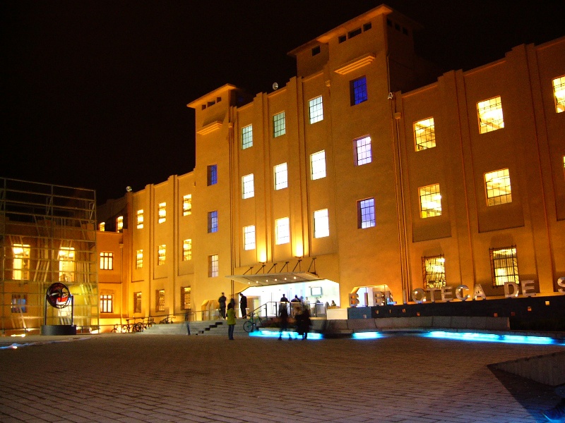 Vista nocturna de la biblioteca.