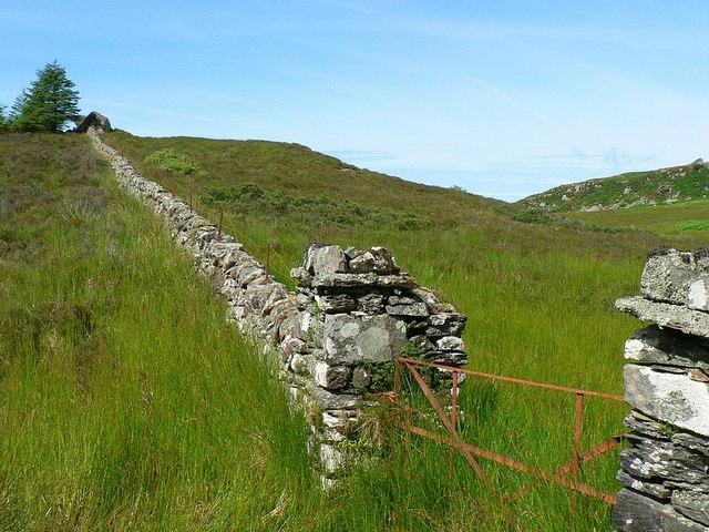 File:Boundary wall and gate, Kirnan Estate - geograph.org.uk - 1097068.jpg