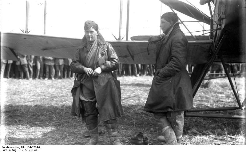 File:Bundesarchiv Bild 104-0724A, Rumaucourt, britische Flieger vor Flugzeug.jpg