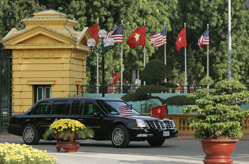 File:Bush limousine arrives in Hanoi.jpg