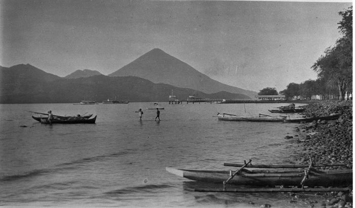 File:COLLECTIE TROPENMUSEUM De baai en de aanlegsteiger van Ternate waar enkele vlerkprauwen liggen aangemeerd TMnr 60014243.jpg