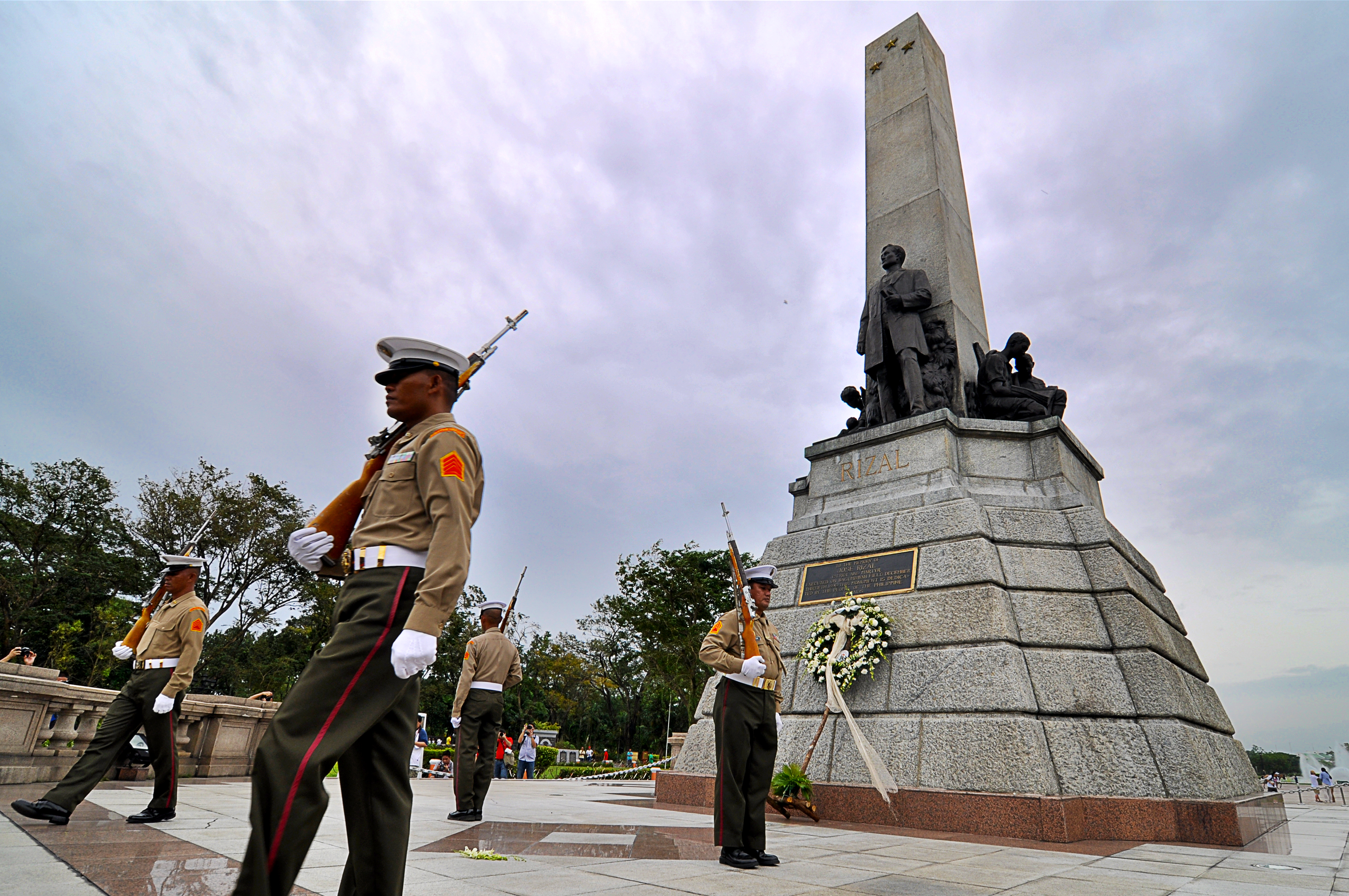 Рисали. Филиппины памятник Хосе Рисалю. Rizal Park Manila. День Хосе Рисаля. День Рисаля на Филиппинах.