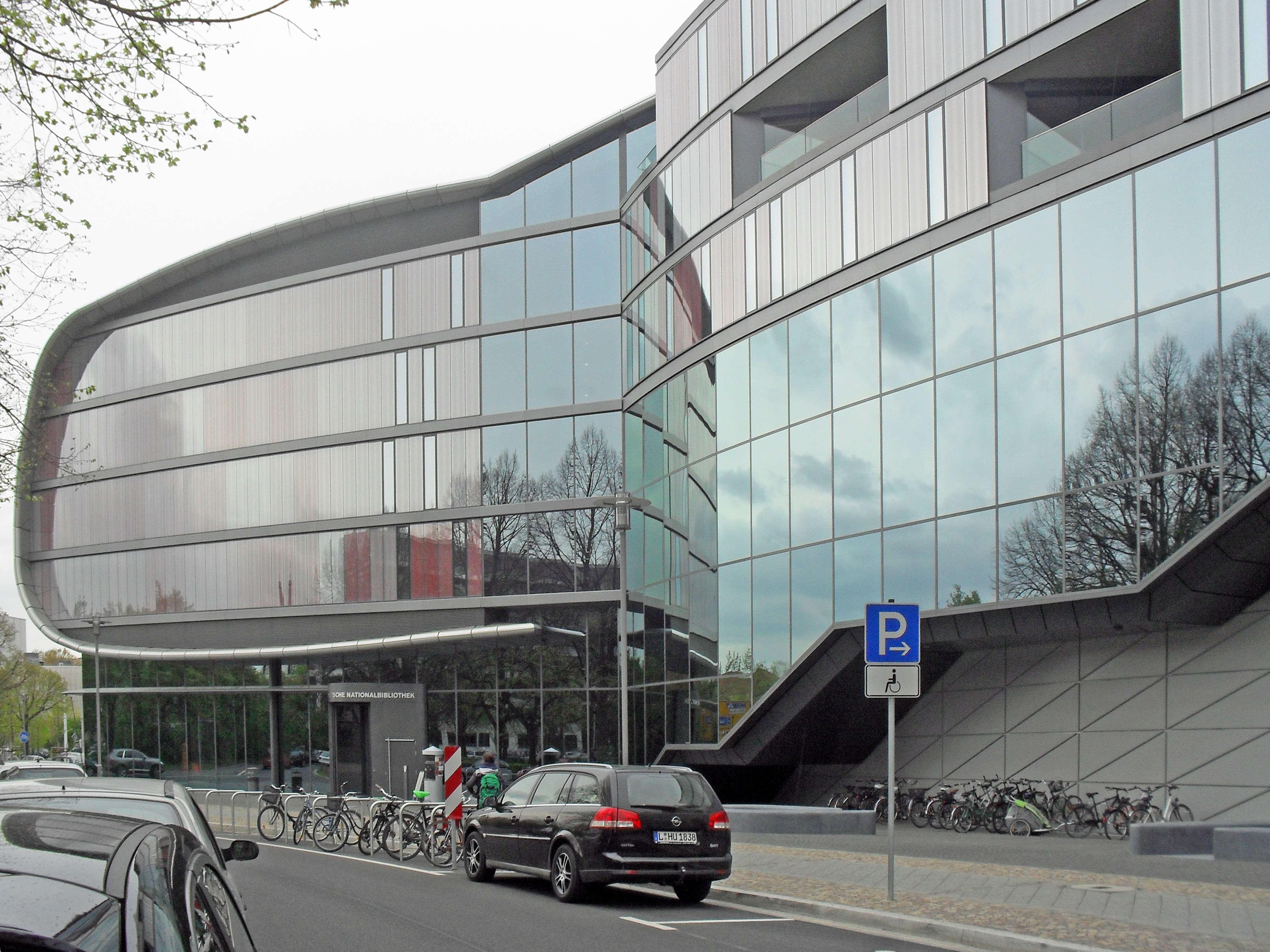 The 2011 annex designed by Stuttgart architect [[Gabriele Glöckler]]