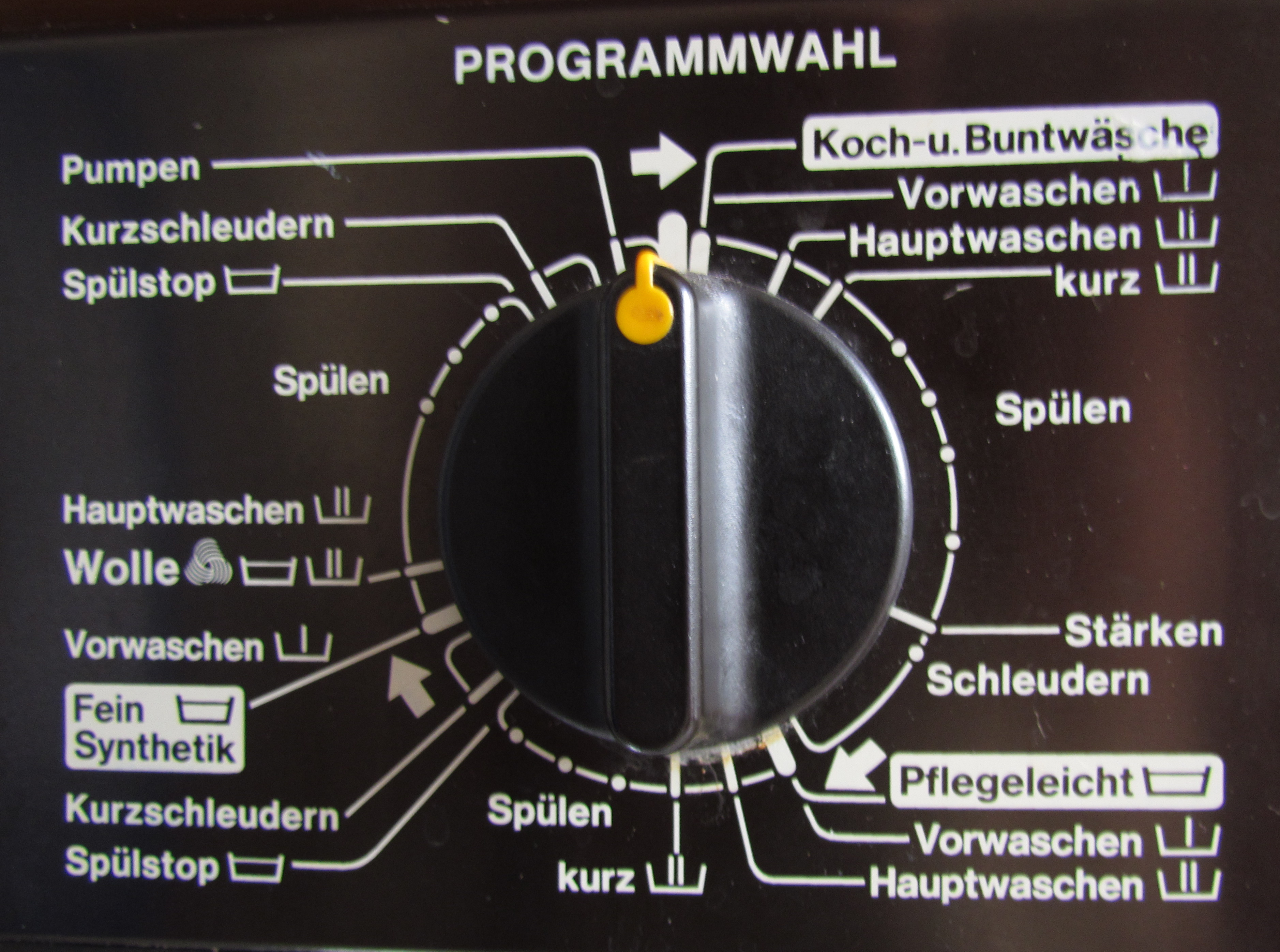 File:Drehknopf Programm an einer Waschmaschine (fcm).jpg - Wikimedia Commons
