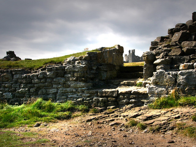 File:Dunstanburgh Castle - geograph.org.uk - 926572.jpg