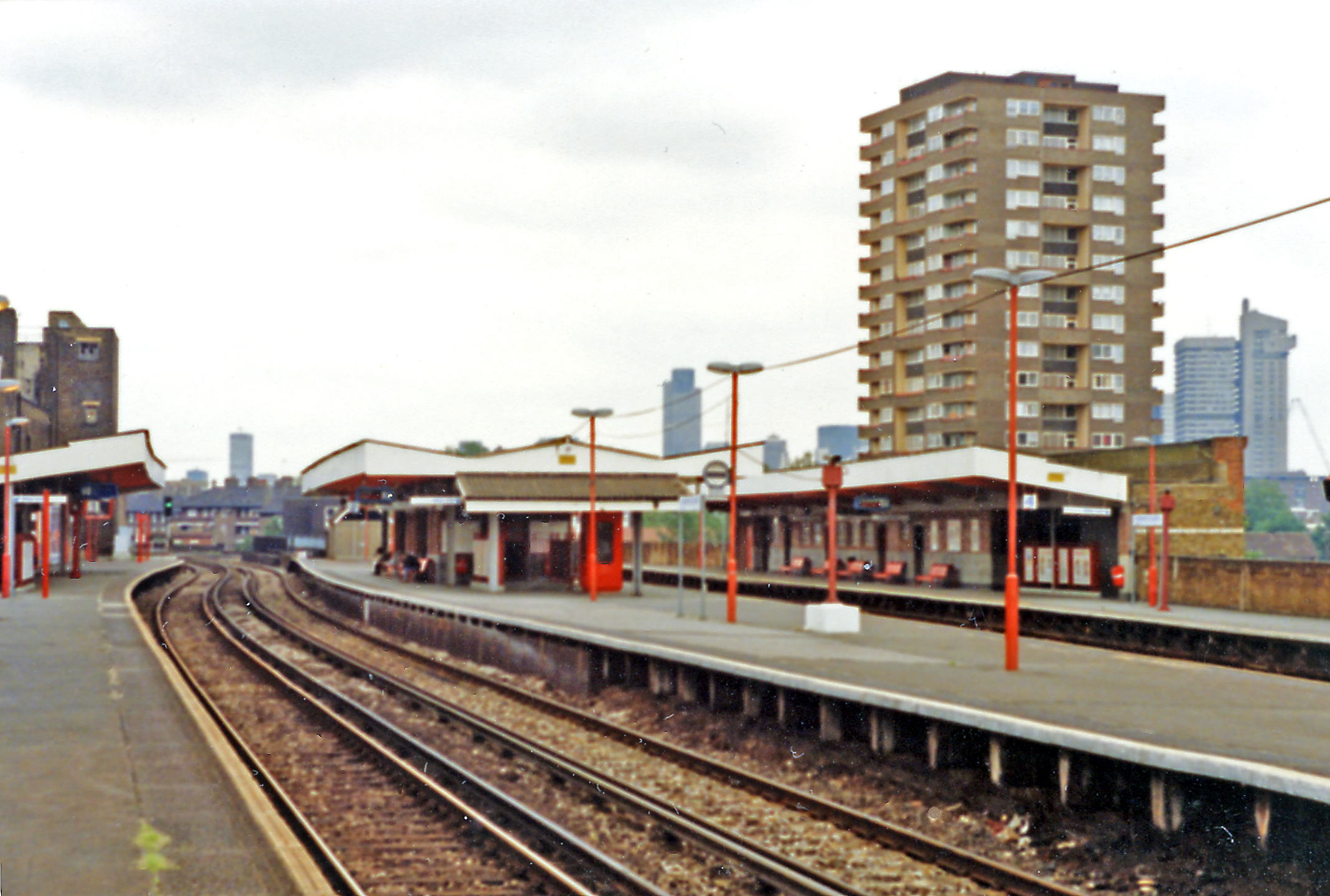 File Elephant Castle Main Line Station Geograph 3454113 By Ben Brooksbank Jpg Wikimedia Commons