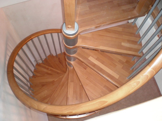 File:Escaleras Yuste escalera de caracol haya hierro.jpg