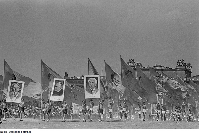 File:Fotothek df roe-neg 0006153 030 Sportlerparade auf dem Marx-Engels-Platz (heute-.jpg