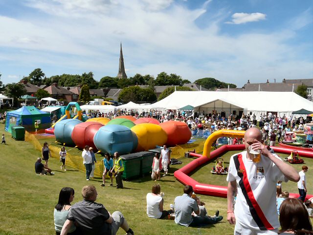 File:Gee Cross Fete 2010 - geograph.org.uk - 1936043.jpg