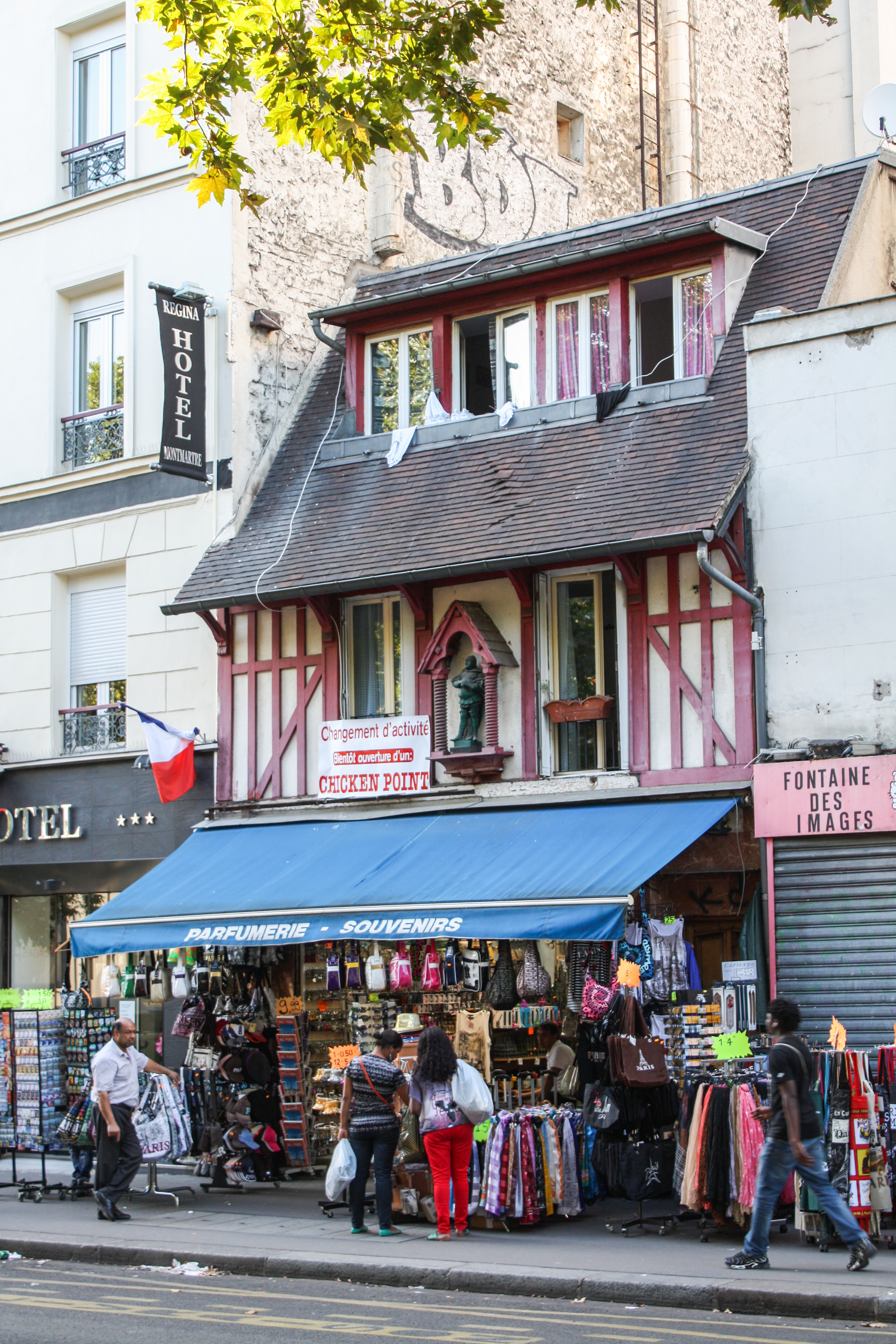 Gift Shop in the Heart of Paris Editorial Stock Photo - Image of  montmartre, souvenirs: 28996193