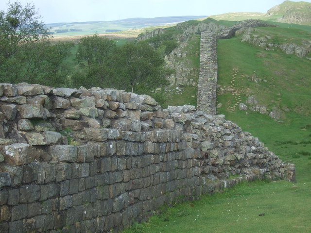 File:Hadrian's Wall - geograph.org.uk - 1344551.jpg