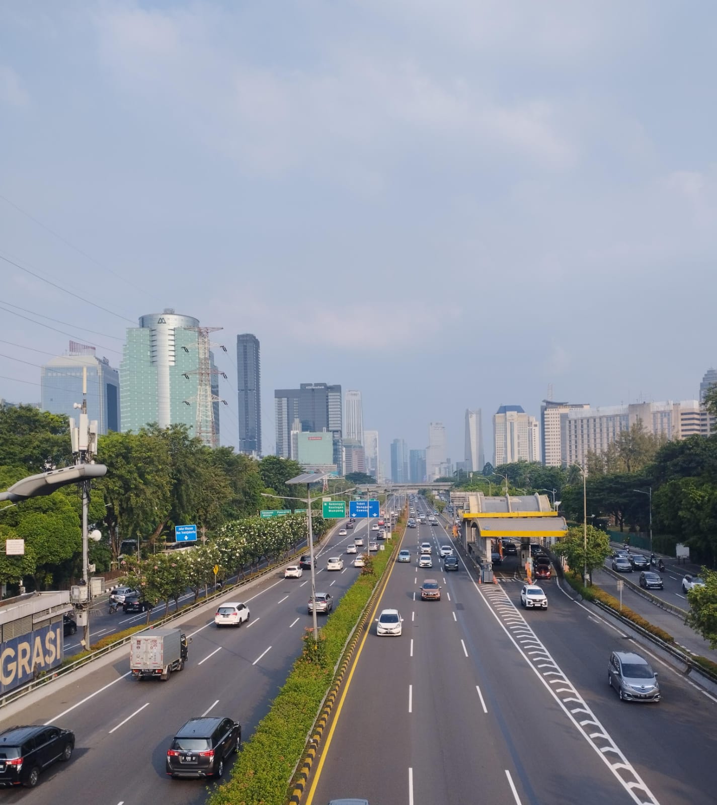 File:Jakarta Inner Ring Road (Asian Highway 2 or Jalan Tol 1), JKT, August  2019 (1).jpg - Wikimedia Commons