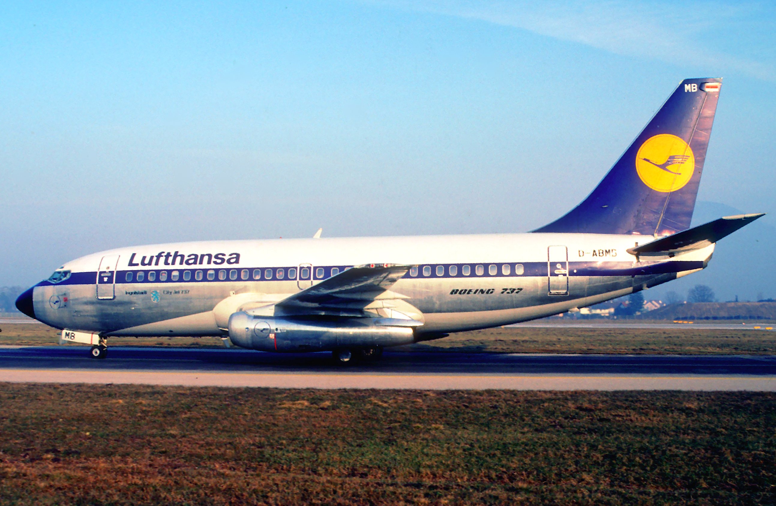 File:Lufthansa Boeing 737-200; D-ABMB@SZG; January 1989 AGX