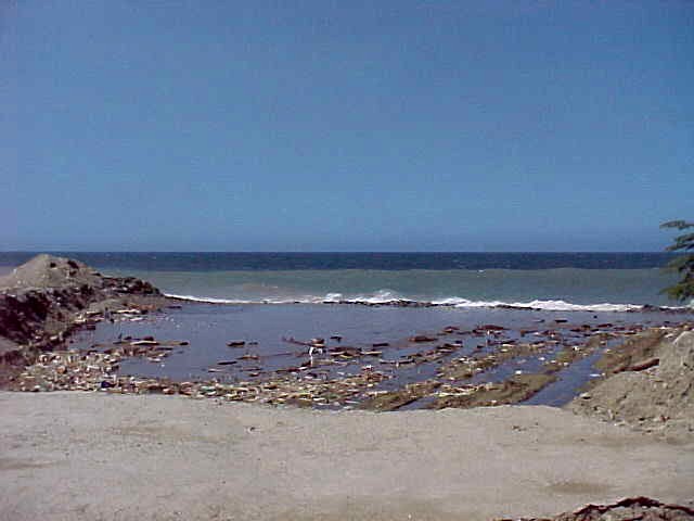 File:Macuto diciembre 2000 147.jpg