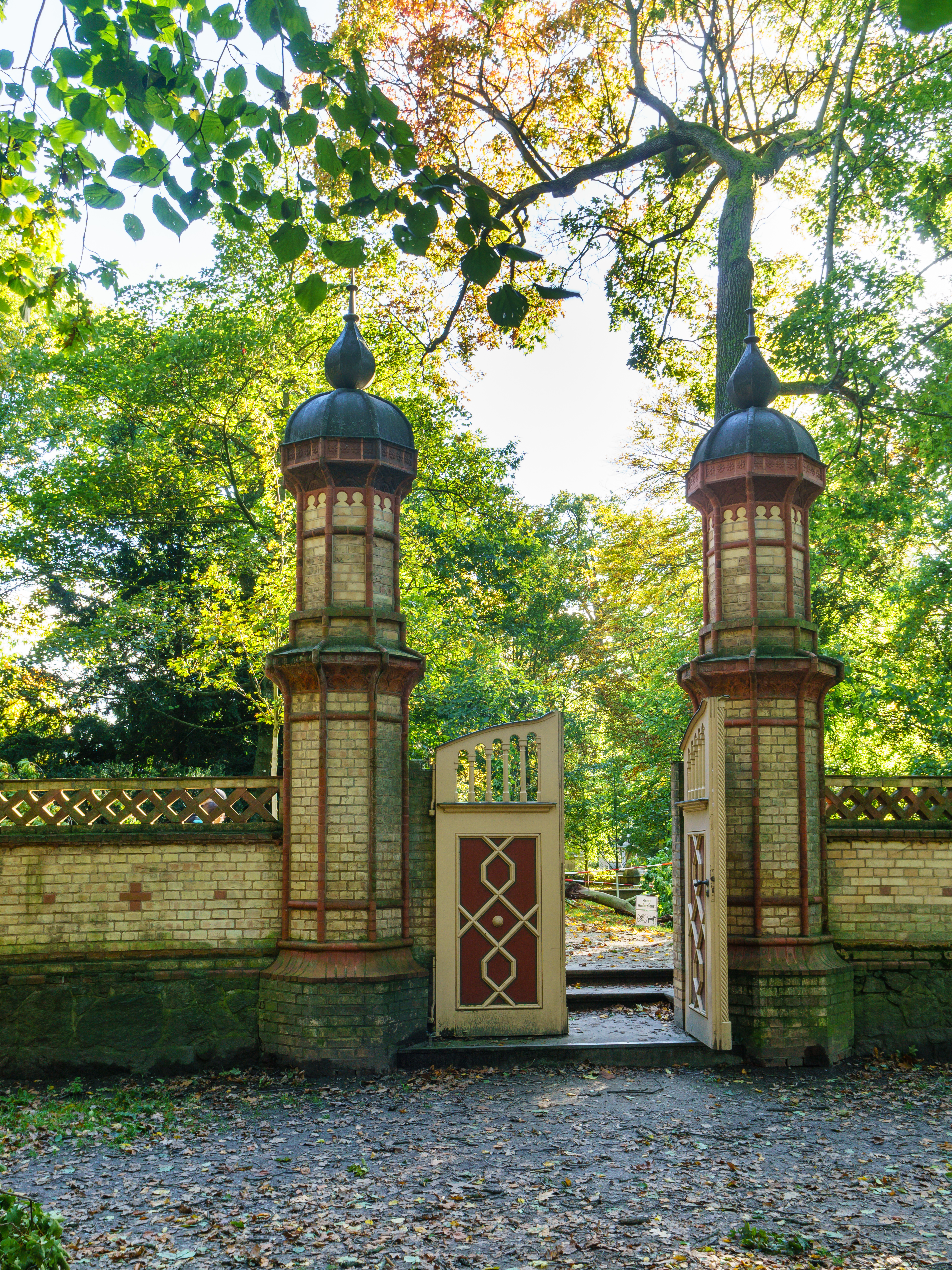 File Neuruppin Tempelgarten Tor Umfassungsmauer Jpg Wikimedia