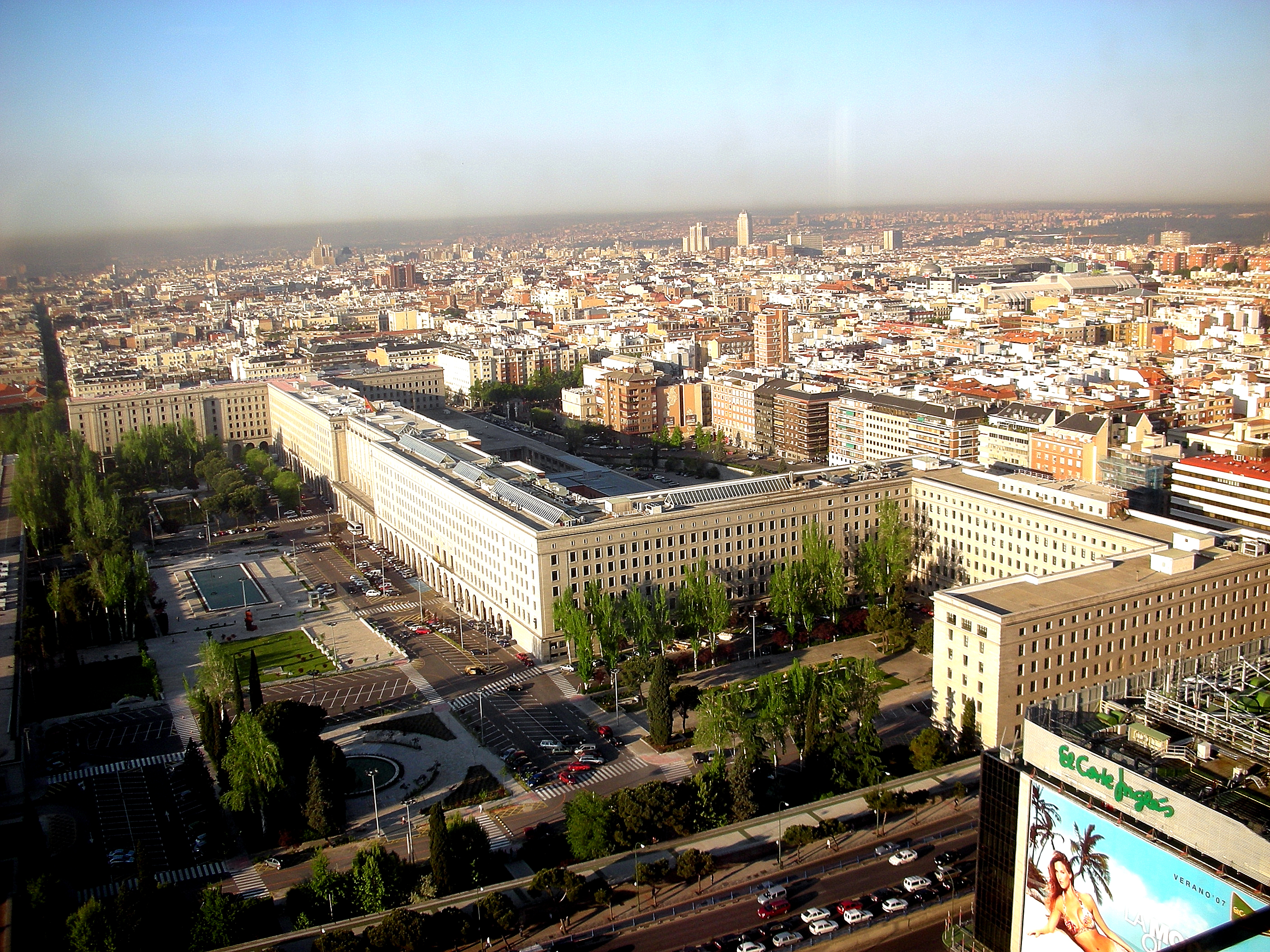 File:Monumento a Luís Aragonés, Barrio de Hortaleza, Madrid, España,  2015.JPG - Wikimedia Commons