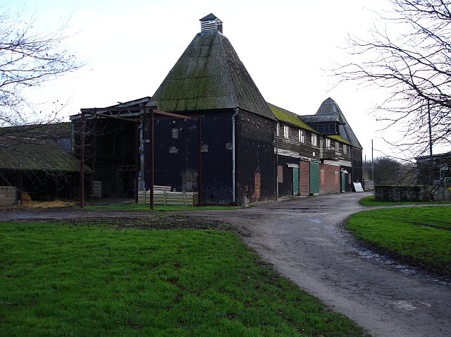 File:Oasts and barns at Luddenham Court - geograph.org.uk - 302902.jpg