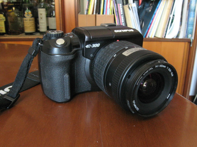 File:Olympus E-300 with a Zuiko Digital 14-45mm.jpg - Wikimedia