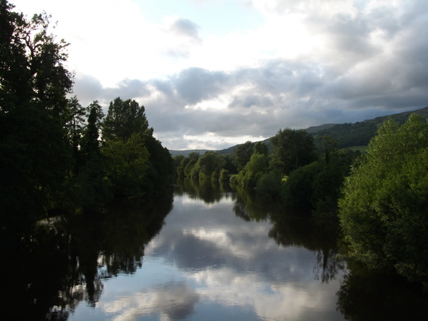 File:River Usk -evening view upstream from Crickhowell Bridge - geograph.org.uk - 853882.jpg