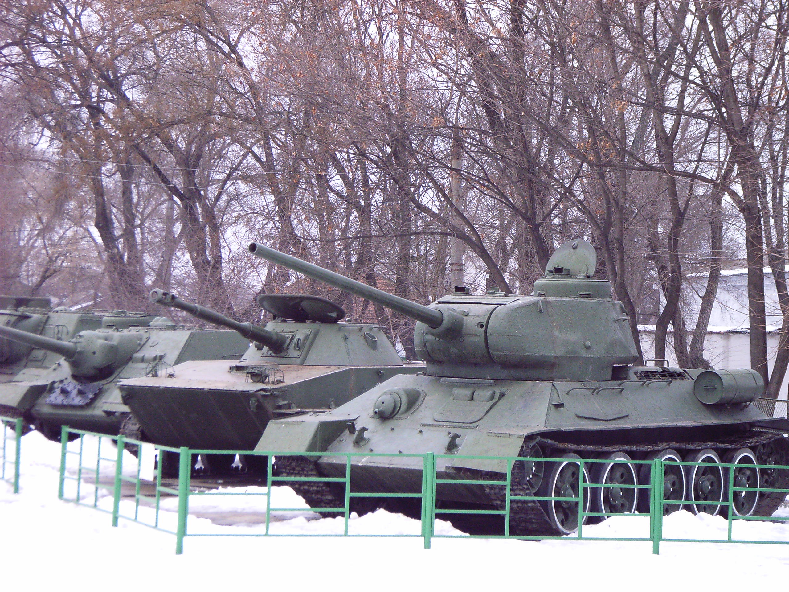 File Su 100 Pt 76 And T 34 85 In A Msuem In Chisinau Moldova 2 Jpg Wikimedia Commons