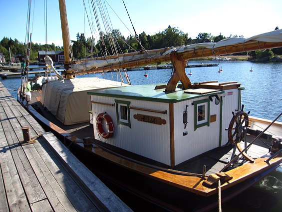 File:Sandkilen Helmi Dockside - Stämmarsund Blidö.jpeg - Wikimedia Commons