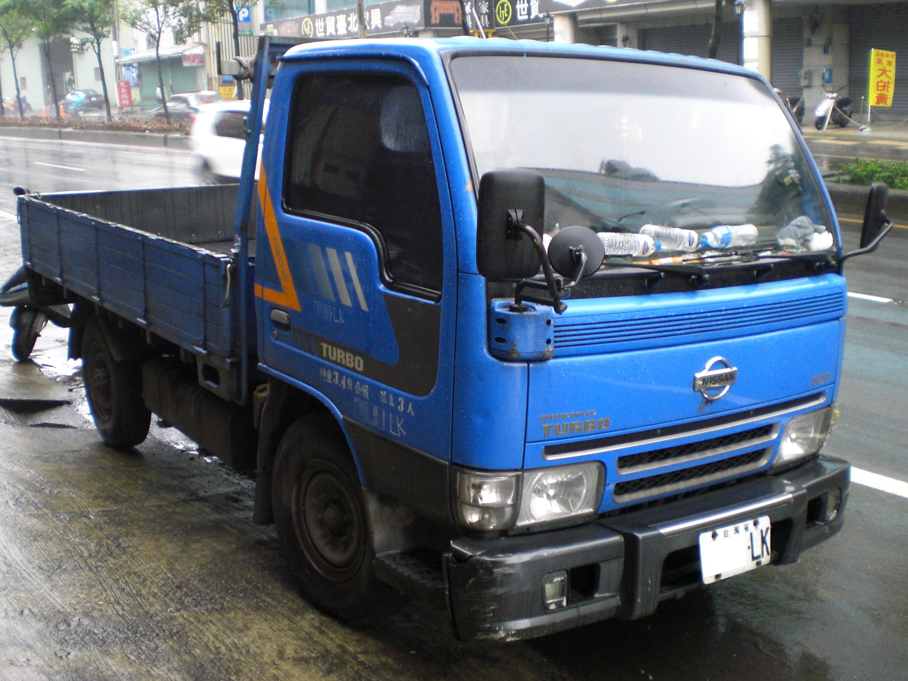 File:tw Nissan Cabstar Turbo 320 Right-Head 20130330.Jpg - Wikimedia Commons