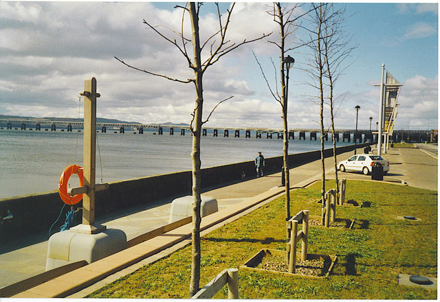 Tay Rail Bridge and Riverside Drive, Dundee. - geograph.org.uk - 159056