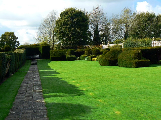 File:The yew garden, Avebury Manor, Avebury - geograph.org.uk - 1024505.jpg