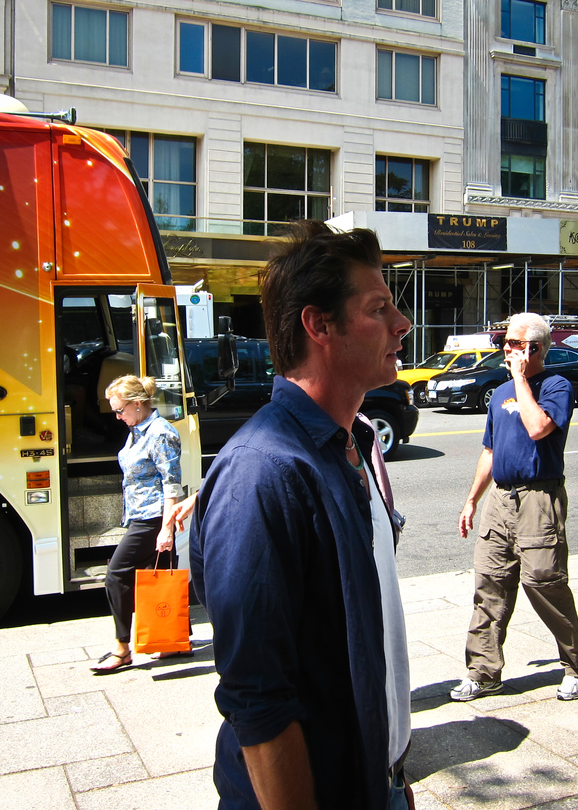 File Ty Pennington Near The Extreme Home Makeover Bus Nyc Jpg Wikimedia Commons
