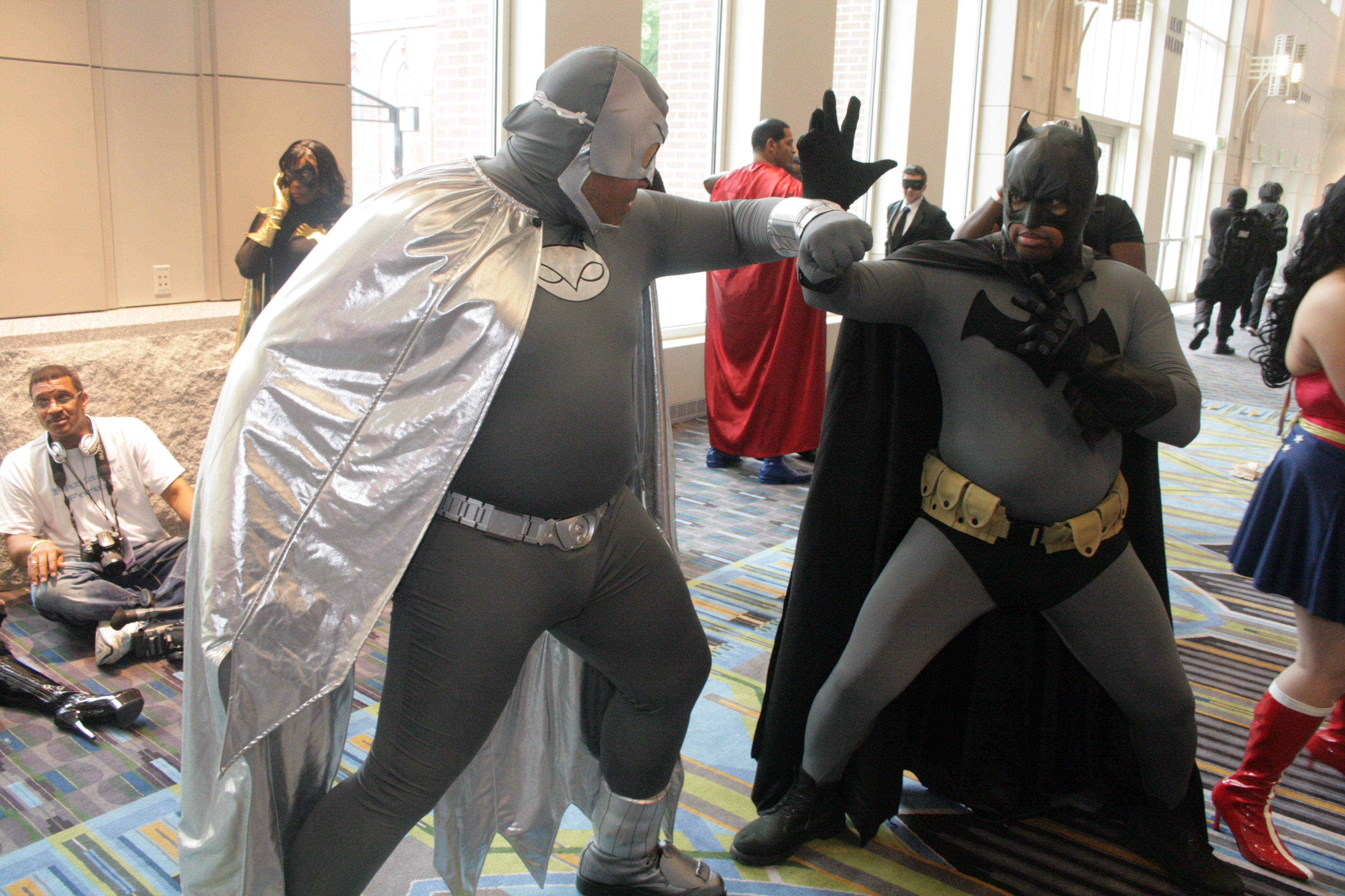 File:WW Philadelphia 2011 - Owlman vs Batman (5972924773).jpg - Wikimedia  Commons