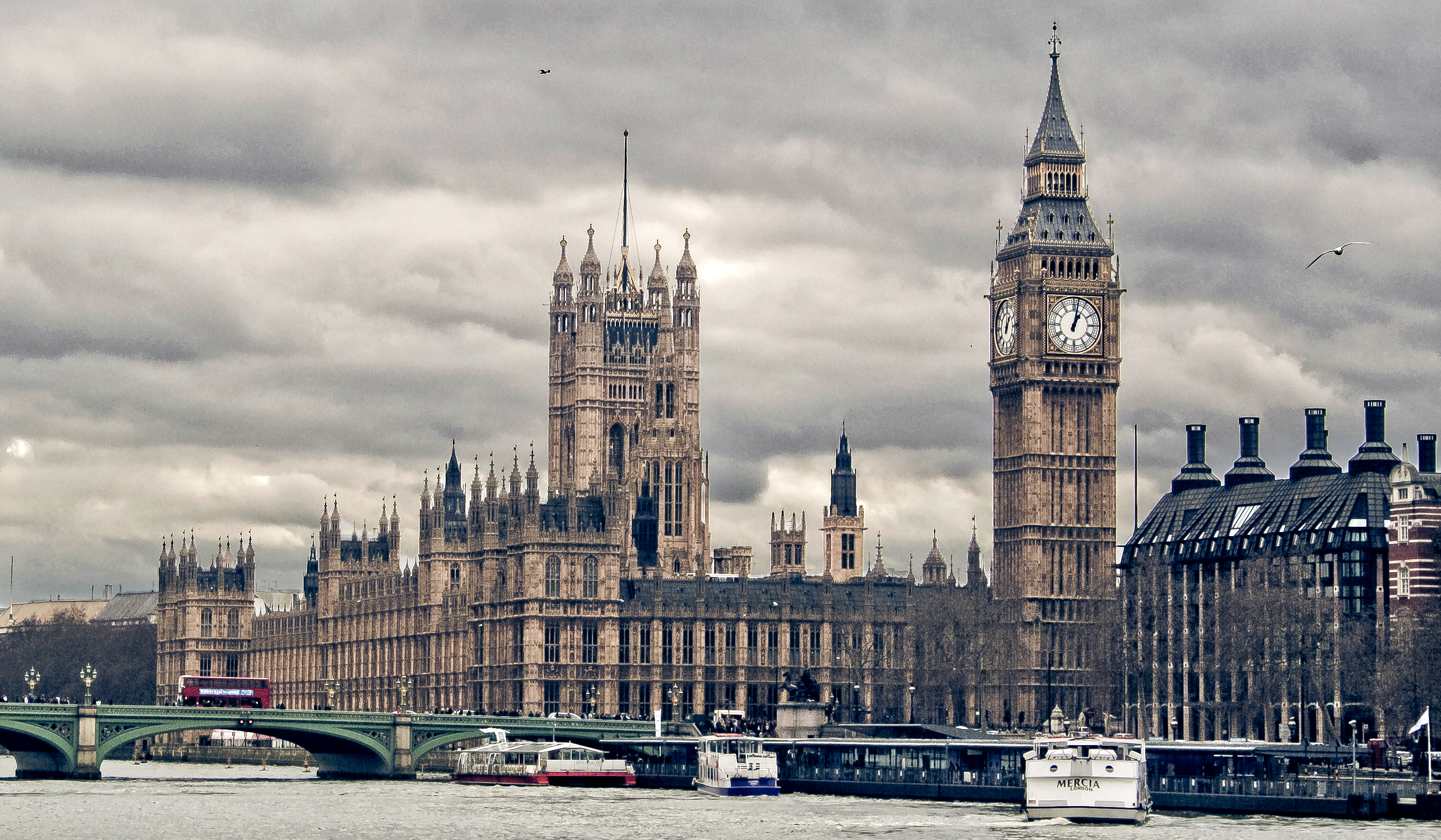 Parliament of great britain. Парламент Великобритании. Вестминстерский дворец, Лондон. Биг-Бен. Здание парламента и Биг Бен в Лондоне. Правительство Великобритании здание.