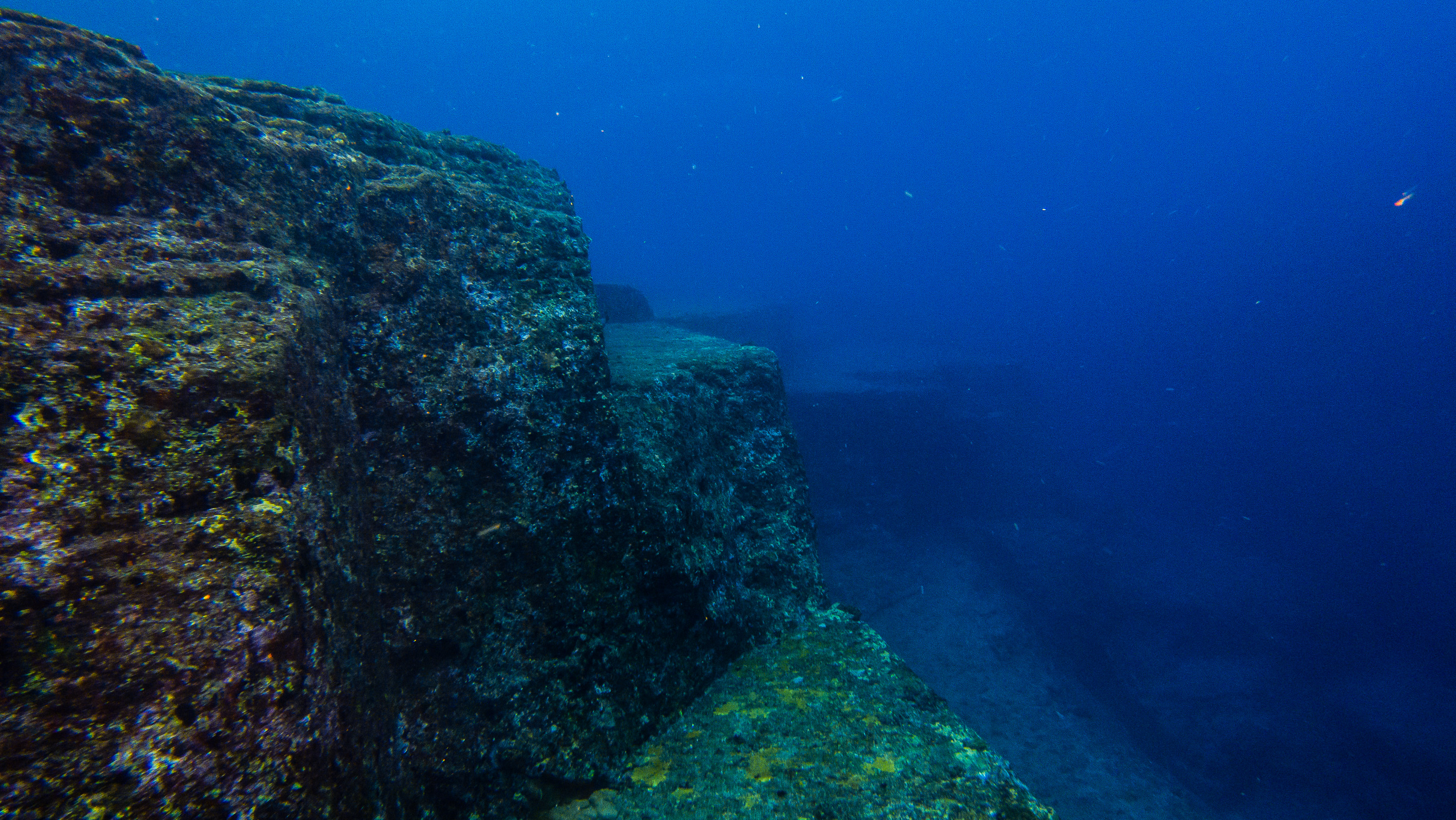 File:Yonaguni Monument DSC02835 (12737266743).jpg ...