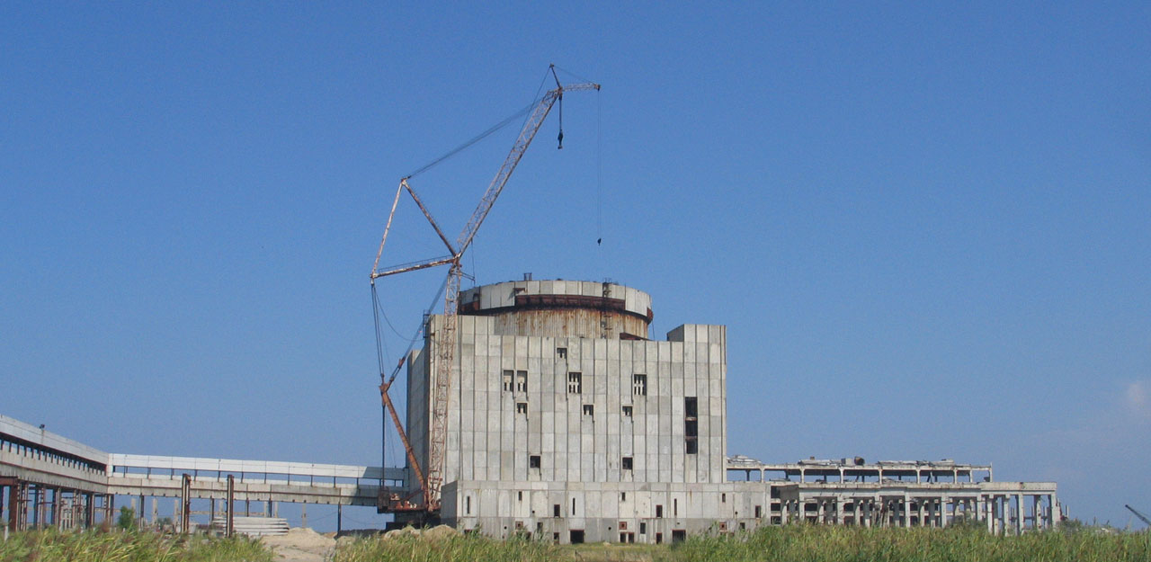 Estação de Energia Atômica da Crimeia: até o guindaste foi deixado pra trás em 1989 e a obra caiu num verdadeiro limbo jurídico