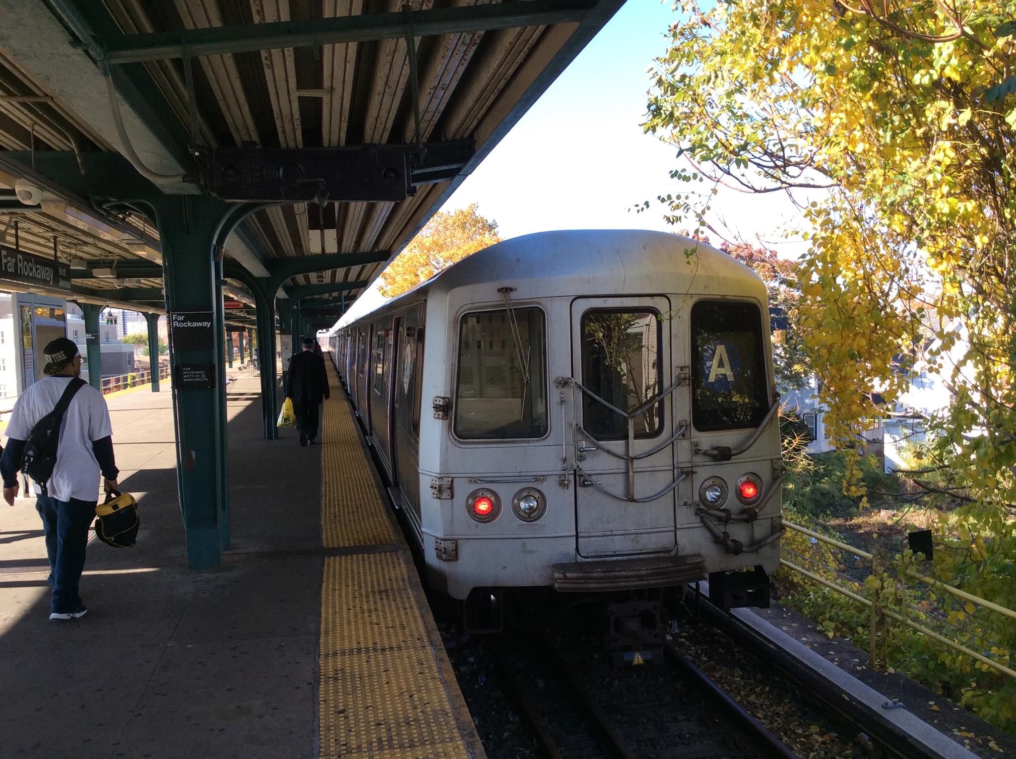 File An R46 train on the A at Far Rockaway.jpg Wikipedia