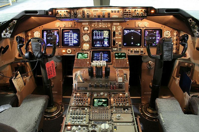 Boeing_747-400_cockpit.jpg