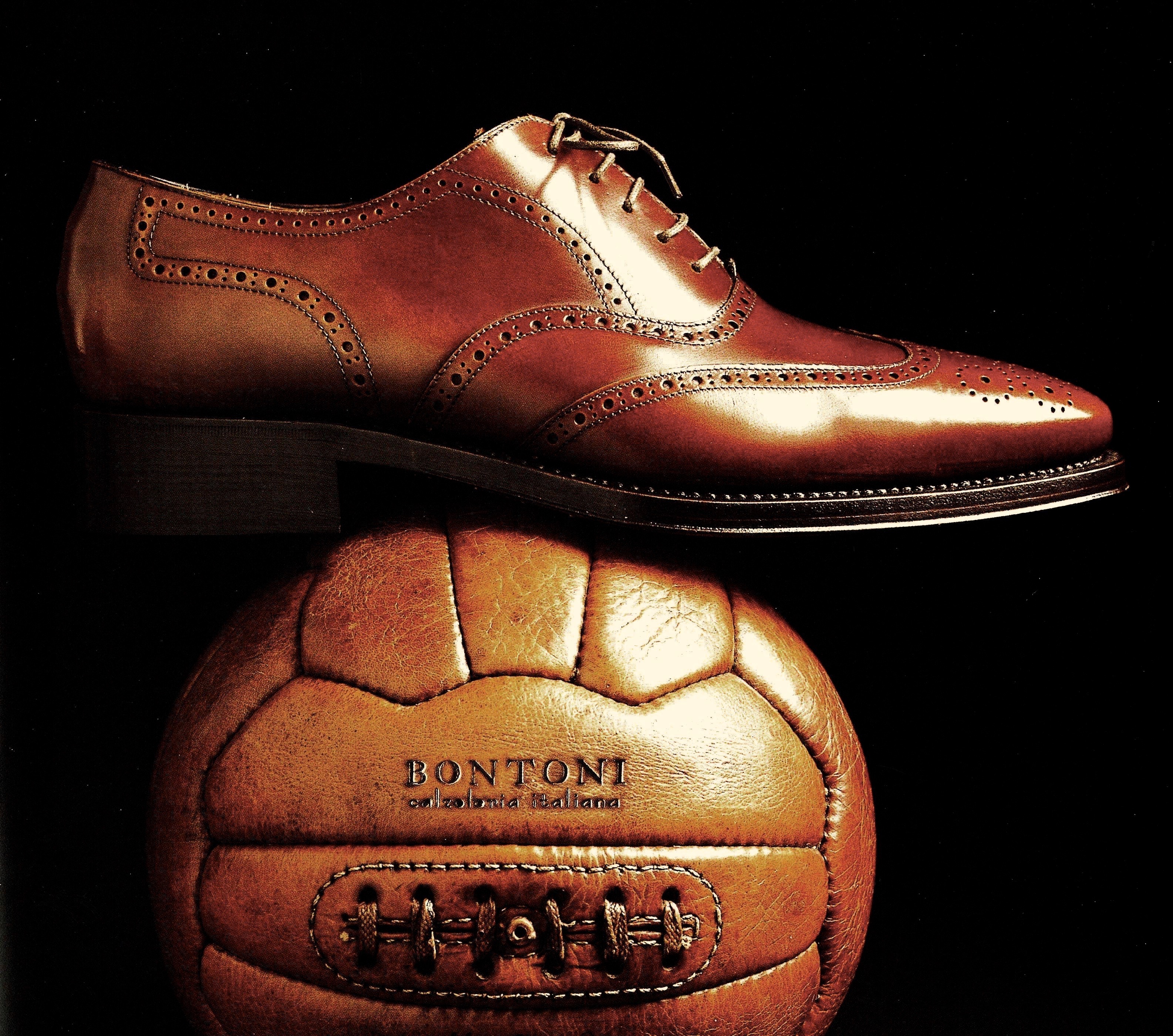 https://upload.wikimedia.org/wikipedia/commons/2/2d/Bontoni_Shoes.jpg