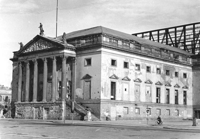 File:Bundesarchiv Bild 183-11116-0001, Berlin, Deutsche Staatsoper, Außenansicht.jpg